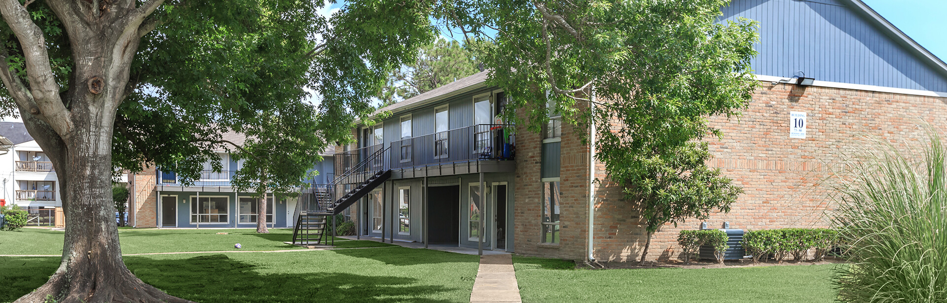 Dickinson Arms Apartments in Dickinson, TX